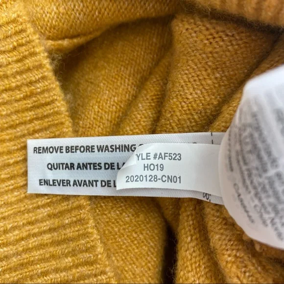 SOLD Madewell Westgate V-Neck Sweater in Coziest Yarn - Picture 13 of 14